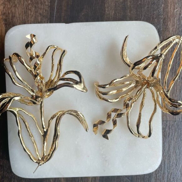 Golden Metal Floral Shape Dangle Earrings - Picture 1 of 6